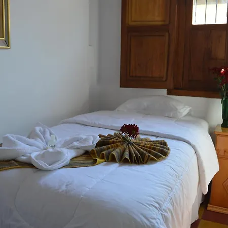 Hotel Y Galeria Uxlabil Antigua